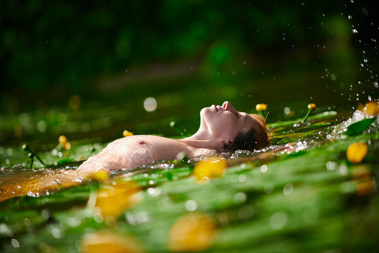 Taller de Sexualidad Sagrada para parejas Iris Aneas Tantra Kaula pond, skinny dipping, to swim, erotica, sensual, breast, portrait, river, lake, nature, young woman, water lilies, body, nude model, sexuality, femininity, attractive, river bank, bathe, dive